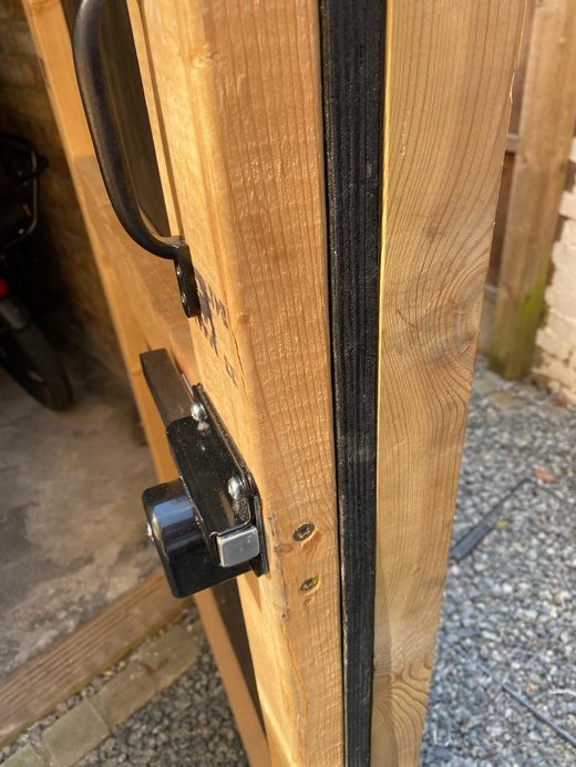 Side gate deadlock fitted to a timber gate