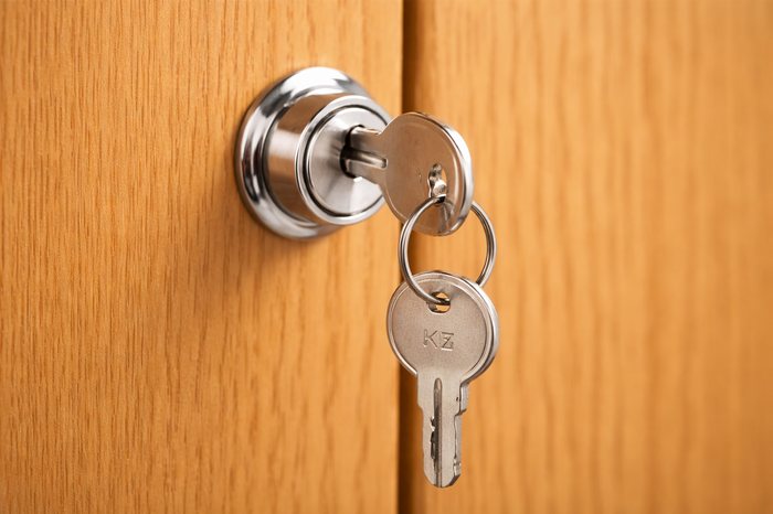 Rim cylinder lock with key